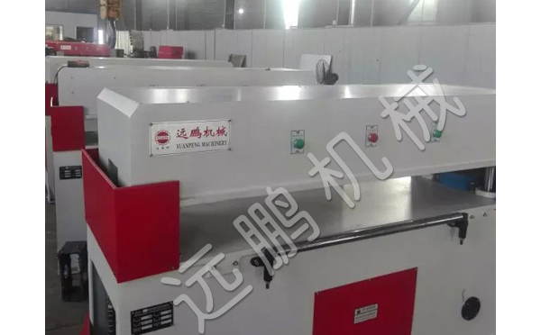 電腦數(shù)控全自動四柱龍門移動頭輸送帶裁斷機(下料機) 電腦數(shù)控全自動四柱龍門移動頭輸送帶裁斷機(下料機)